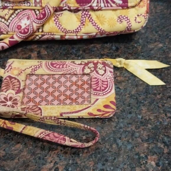 New VERA BRADLEY Vibrant Floral Crossbody Bag And FREE I.D Lanyard And Case - Picture 4 of 9